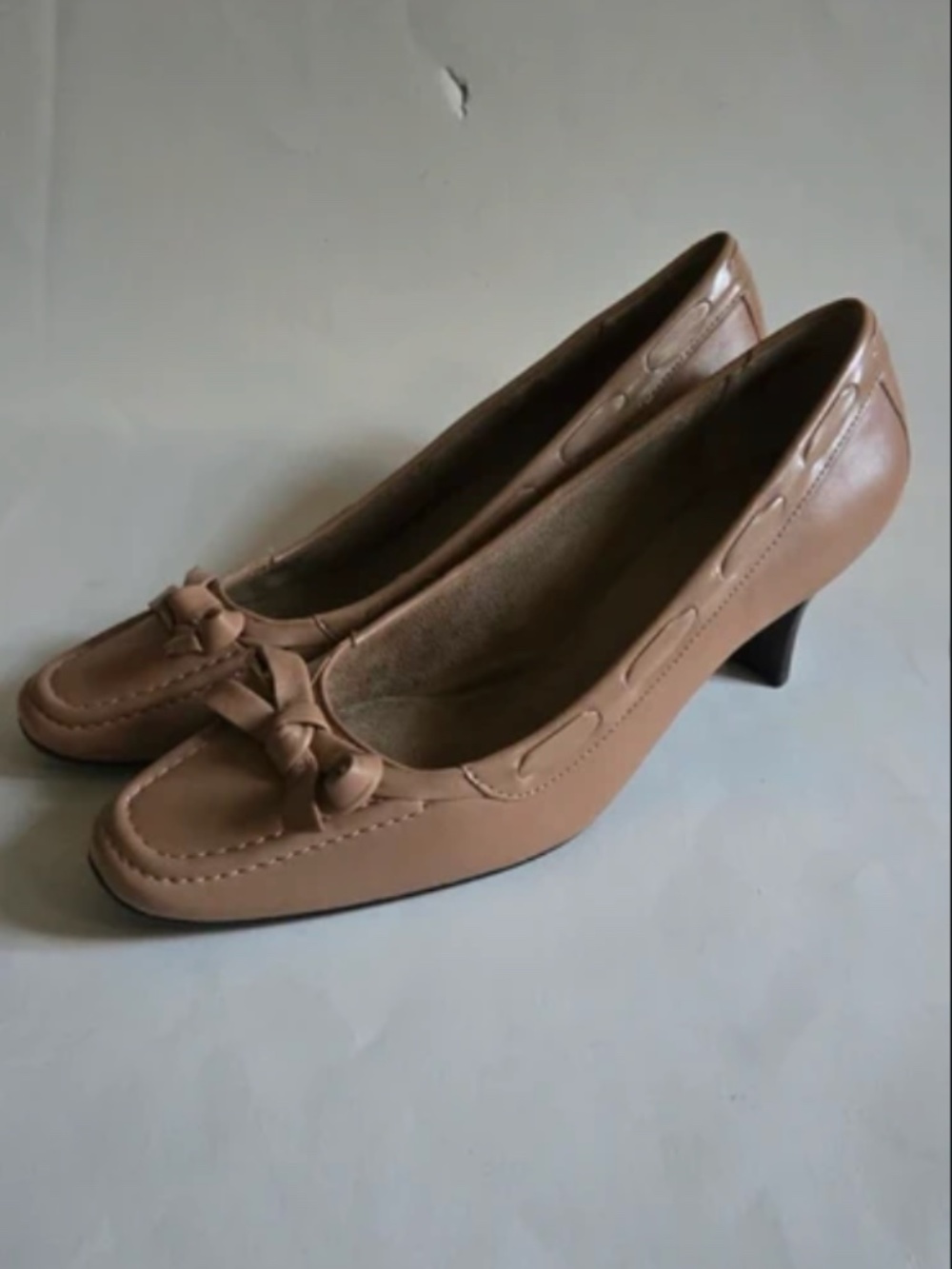 Karen Scott Nude Leather Bow Accent Kitten Heels Pumps - Size 8M